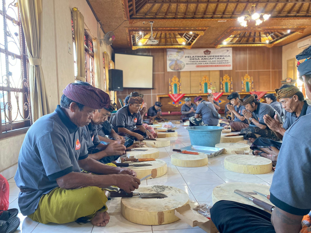PRAKTIK MEMBUAT ULAM UPAKARA, PARA PESERTA MENDAPAT SARANA BLAKAS DAN TALENAN